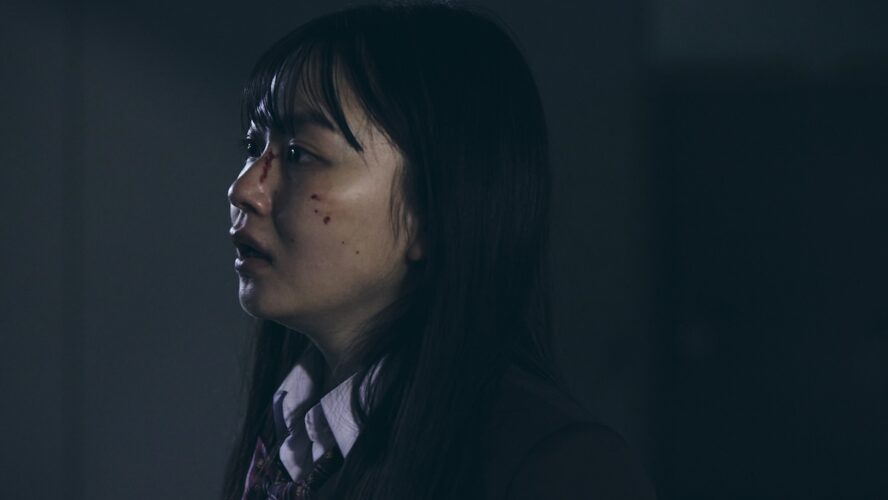 山田杏奈、極限状態で際立つ魅力！ 無防備な寝顔から血しぶきを浴びた姿まで