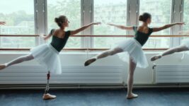 地震で片足を失ってもダンスに励む親友同士——夢をあきらめない子どもたちの笑顔が輝く