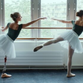 地震で片足を失ってもダンスに励む親友同士——夢をあきらめない子どもたちの笑顔が輝く