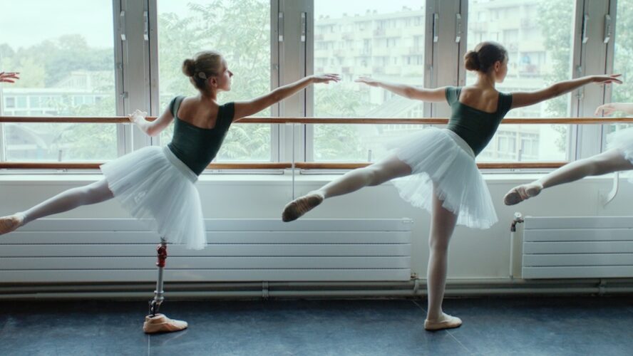 地震で片足を失ってもダンスに励む親友同士——夢をあきらめない子どもたちの笑顔が輝く