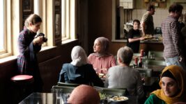 排斥か友情か——“知らない奴ら”との関わりを巨匠が問いかける