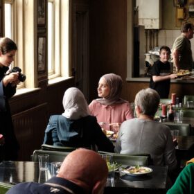 排斥か友情か——“知らない奴ら”との関わりを巨匠が問いかける