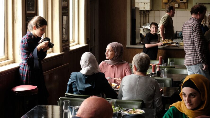 排斥か友情か——“知らない奴ら”との関わりを巨匠が問いかける