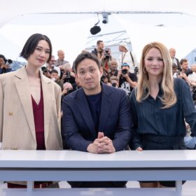 妊娠中の岡本多緒、シャネル姿で存在感 『ドライブ・マイ・カー』濱口竜介監督最新作カンヌ会見レポート