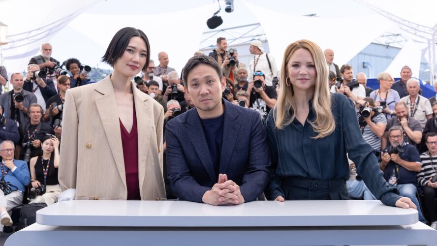 妊娠中の岡本多緒、シャネル姿で存在感 『ドライブ・マイ・カー』濱口竜介監督最新作カンヌ会見レポート