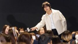 山下智久、700人超の観客席へ突撃！ “神ファンサ”『正直不動産』舞台挨拶に歓声