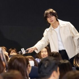 山下智久、700人超の観客席へ突撃！ “神ファンサ”『正直不動産』舞台挨拶に歓声