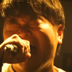 宗教2世の生いたち、絶望、そして再生──iidabiiが“詩”で叫ぶ『ある宗教2世の記録』