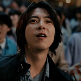 山下智久、船橋の名馬ミューチャリーと初共演！ 新CMで見せた“白馬の王子様”姿