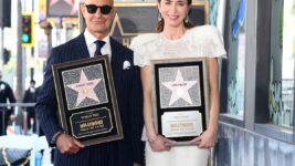 シースルーの純白コーデが美しすぎる…『プラダを着た悪魔２』エミリー・ブラント、スタンリー・トゥッチとファッショナブルな装いで登場