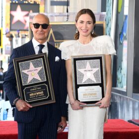 シースルーの純白コーデが美しすぎる…『プラダを着た悪魔２』エミリー・ブラント、スタンリー・トゥッチとファッショナブルな装いで登場