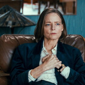 天才子役が60代の円熟期を迎えて新境地へ。ジョディ・フォスターがフランス語で演じる大人のためのミステリー
