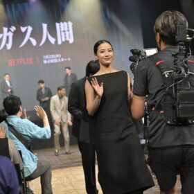 の配信記念イベントが6月29日に開催。キャストの小栗旬、蒼井優、広瀬すず、林遣都、竹野内