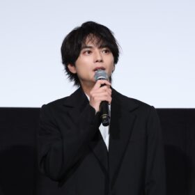 佐藤勝利、声優初主演作の公開に感無量「本当に嬉しい」 timeleszサプライズに笑顔あふれる初日舞台挨拶