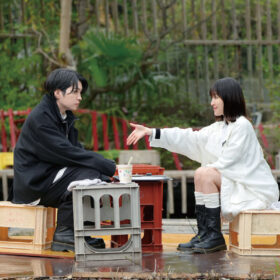 西畑大吾＆福本莉子、雨の中で見つめ合う…『時給三〇〇円の死神』新場面写真公開