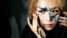 大西流星がメイクで魅せる“クール”と“幻想”の2つの顔 主演ドラマ『ブレス』で対照的な美を表現