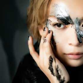 大西流星がメイクで魅せる“クール”と“幻想”の2つの顔 主演ドラマ『ブレス』で対照的な美を表現