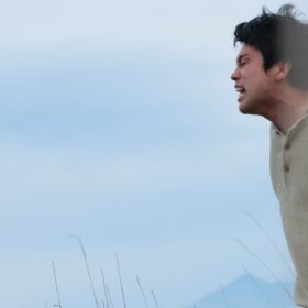 人生を照らしてくれた“推し”のために——King Gnu井口理が一世一代の逃亡劇に挑む