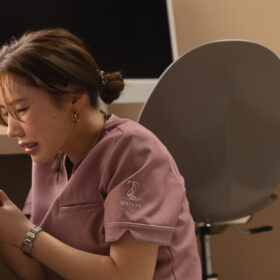 蹴落とし合い、キッズ整形、究極の痩せ薬——すべてがリアル！ 松岡茉優×仲里依紗『ダウンタイム』は“美”の裏側を暴く