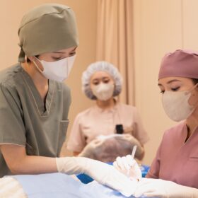 「これが美容整形の現実」松岡茉優×仲里依紗が挑む、リアルすぎる“ダウンタイム”