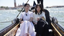 出口夏希＆蒔田彩珠、ヴェネチア到着！『ルックバック』公式上映を前にゴンドラで“水の都”満喫