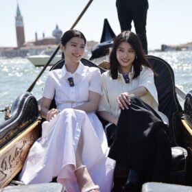 出口夏希＆蒔田彩珠、ヴェネチア到着！『ルックバック』公式上映を前にゴンドラで“水の都”満喫