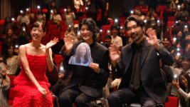 朝ドラ『ブラッサム』出演の石橋静河＆柄本佑が釜山で舞台挨拶！ 欠席の長澤まさみも顔パネルで参加