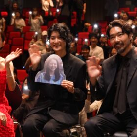 朝ドラ『ブラッサム』出演の石橋静河＆柄本佑が釜山で舞台挨拶！ 欠席の長澤まさみも顔パネルで参加