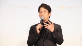 岡田准一、実在の音楽家を演じる覚悟 『SUKIYAKI 上を向いて歩こう』で挑んだ生演奏の舞台裏も披露