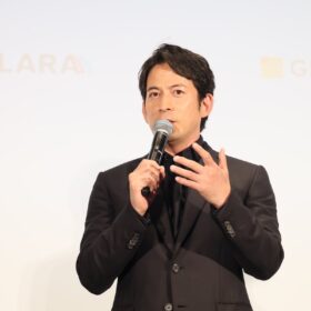 岡田准一、実在の音楽家を演じる覚悟 『SUKIYAKI 上を向いて歩こう』で挑んだ生演奏の舞台裏も披露