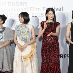 出口夏希＆蒔田彩珠、華やかなドレス姿で釜山国際映画祭に登場！『ルックバック』是枝裕和監督と笑顔で魅了