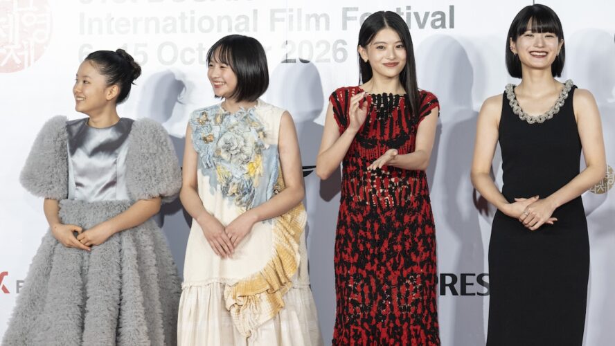 出口夏希＆蒔田彩珠、華やかなドレス姿で釜山国際映画祭に登場！『ルックバック』是枝裕和監督と笑顔で魅了