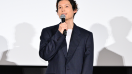 松村北斗、ネタバレ警戒しつつメッセージ「どうぞ身構えずに」『白鳥とコウモリ』公開前夜祭