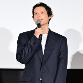 松村北斗、ネタバレ警戒しつつメッセージ「どうぞ身構えずに」『白鳥とコウモリ』公開前夜祭