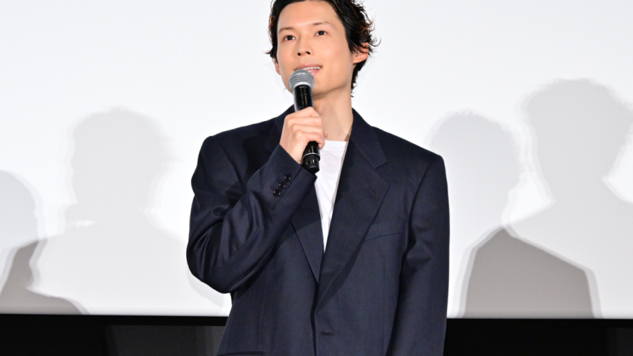 松村北斗、ネタバレ警戒しつつメッセージ「どうぞ身構えずに」『白鳥とコウモリ』公開前夜祭