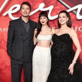 “プラダを着たアン・ハサウェイ”降臨！ 出産目前の華やかドレス姿でNYプレミアに登場