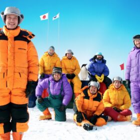 堺雅人、生瀬勝久、高良健吾ら個性派8人が極寒の南極で共同生活！『南極料理人』おかしくも愛おしい日常