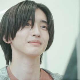 道枝駿佑、別れを予感させる切ないまなざし 『君が最後に遺した歌』が描く10年の愛の軌跡