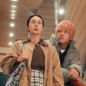 赤楚衛二、ピンク頭のホスト役で柴咲コウと72万円の契約!? 『余命一年、男をかう』新規カットが到着