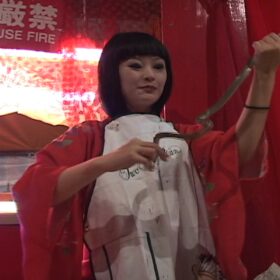 ヘビ女に人間ポンプ、ロクロ首まで!? 最後の見世物小屋を追ったドキュメンタリーが新春アンコール上映